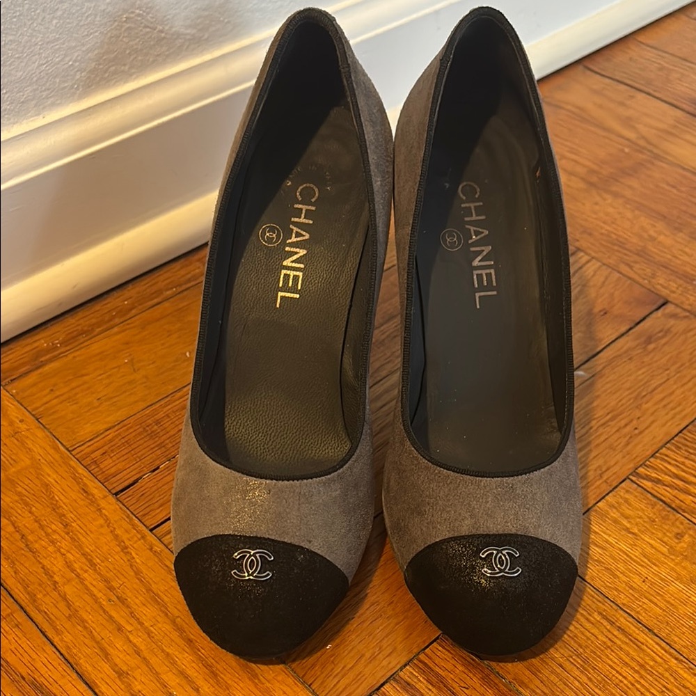 Chanel Women's Black and Gray Cap Toe Pumps
Size 38/US 7